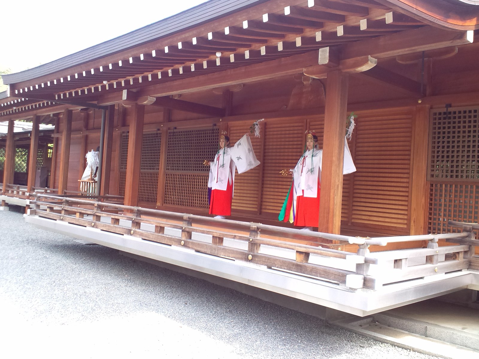 城南宮 巫女舞(撮影:Yanajin33/Wikimedia