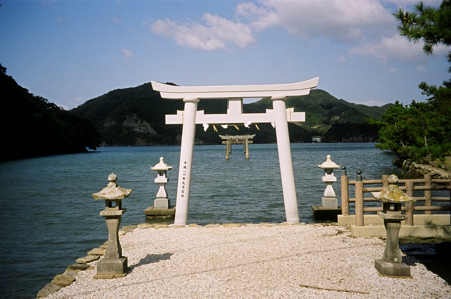 和多都美神社 海中鳥居(対馬・撮影:opqr/Wikimed